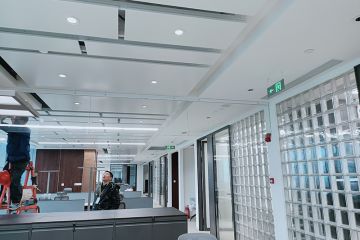 防火玻璃隔斷中間可以不要立柱嗎？ 秉帝隔斷
