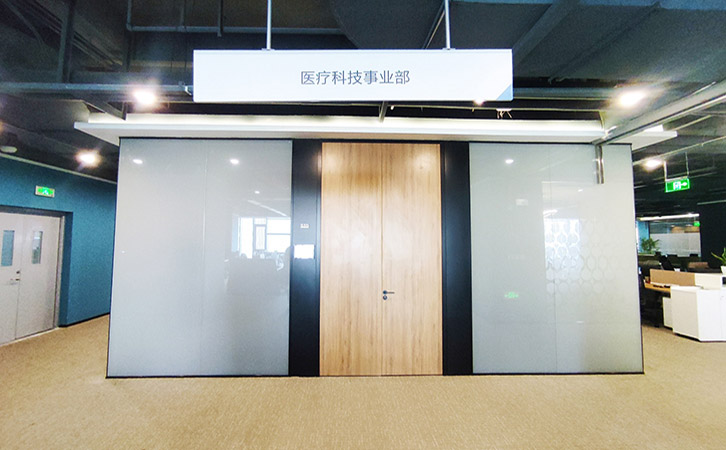 辦公室電動調(diào)光玻璃隔斷.jpg
